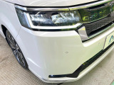 【LEDヘッドライト】悪天候や夜間走行時も良好な視界を確保し安心して運転できる高輝度LEDヘッドライトを装備!点灯速度が早く、消費電力も抑えられています。