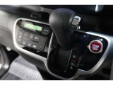 インパネシフトだから視線の移動も少なく足元もスッキリ♪運転席もゆったりしているのでゆとりを持ってドライブできますね!