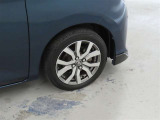 装着タイヤサイズは、175/55R15です。純正アルミホイールを装着しております。