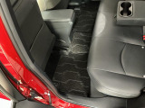 しっかりと汚れ、砂ぼこりを落とし足元まで清潔な車内空間を作り上げております♪