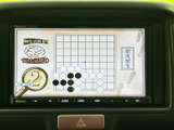 停車時にテレビや映像を視聴でき、休憩中のひとときを過ごす際にも便利です。画面上に映像が表示され、車内でゆっくり過ごしたい場面に活用いただけます。