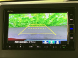 後方の映像にガイド線が表示され、駐車時に車両と周囲との位置関係を確認しやすい画面です。目視で周囲も確かめながら、バックでの駐車をサポートします。