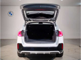 BMWではスペアタイヤが非搭載となるため、スペースは拡大されており、収納スペースとして利用可能。トランクの下にも収納スペースがあり、意外と役に立つスペースでございます。