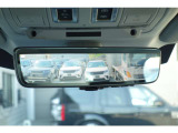 自動防眩インテリアリアビューミラー 後続車のヘッドライトのまぶしさを自動的に抑えます。クリアサイトインテリアリアビューミラーを装備。カメラモードの後方映像と通常のルームミラーにも切り替えが可能です。