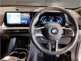 【ハンドル】ドライバーとBMW車の一体感がダイレクトに伝わるステアリングホイール。形状・太さへの拘りに加えて、操作性を高める為にスイッチ類も配置。クイックかつ安定のドライビングを体感下さい!