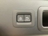 パワーリフトゲートは運転席とリフトゲート側、さらにアドバンストキーでも開閉が可能!開度は無段階にメモリー設定もできます。ゲート内側にタッチセンサーを配置し、手などを挟み込む危険を低減します。