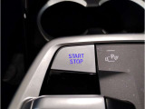 運転中にもオーディオの音量やFMの切り替えなどステアリングでの操作で切り替え可能なため、ステアリングから手を放す必要がない為、運転中でも操作が簡単でございます。