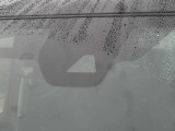 【エマージェンシーブレーキ】走行中に前方の車両等を認識し、衝突の危険があるときは警報とブレーキで衝突回避と被害軽減をアシスト。より安全にドライブをお楽しみいただけます。