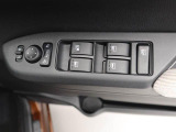 パワーウィンドウのスイッチです。 運転席に居ながら助手席の窓を開け閉めできるので便利ですよ。 ロック機能も付いてるので子供がイタズラして窓を開けるという事もできなくできますよ。