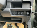 運転席にはシートヒーターがございます。