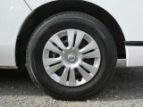 タイヤサイズは195/80R15になります。