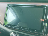 大きく見やすいタッチ画面を備え、地図や音楽などの各種メニューにアクセスしやすい配置です。目的地設定や音源選びを画面から行え、日々のお出かけをサポートします。