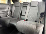 2列目にご乗車の方もゆったり足が組める驚きの広さです。