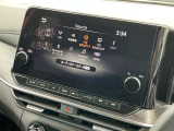 一枚岩のようなデザインのメーカーオプションナビは9インチの大画面に加えて、Bluetooth接続・HDMI端子・Apple CarPlayワイヤレス接続・スマホのワイヤレス充電など多数の機能が満載です!!