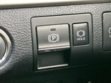 駐車操作に関わるスイッチが手元にまとまり、表示もシンプルで確認しやすい配置です。停車中にテレビ映像を視聴する際も、画面表示を見ながら車内でお楽しみいただけます。