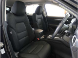 【清潔感のある運転席&助手席】隅々までクリーニングの行き届いた運転席&助手席。目立ったシミや汚れ等もございません。快適なドライブをどうぞ。