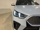 LEDヘッドライト 先進のLEDテクノロジーを採用。キセノンライトを上回るコントラストで明るく輝きます。夜間や悪天候時の日中でも優れた視野性を発揮し安全性と快適性を高めます。