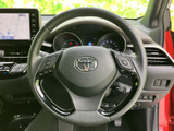 手元にスイッチ類がまとまり、視線を大きく移さずに各種操作を行いやすい構成です。握りやすい形状で、運転席からメーターや前方を見渡しながら扱える便利な装備です。