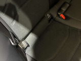 メルセデスのシートは少し硬めになっております。長時間の運転の際、適度な反発があることでお尻や腰の負担を減らす効果が御座います。