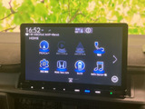 ナビやオーディオ、電話、カメラなどのメニューを一覧で確認でき、目的の項目を選びやすい画面です。Apple CarPlayやAndroid Autoの表示もあり、日常の移動で便利に活用いただけます。