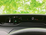 速度やシフト位置、車両情報などをまとめて確認できる表示部で、運転中に必要な情報を見渡しやすい配置です。状況を把握しやすく、日々の運転をサポートします。