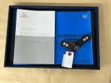 メンテナンスノート【点検整備記録簿・保証書】、取説も揃ってます。スマートキーはバッグなどにしまったままボタン操作でエンジン始動・停止やハイブリッドシステムの起動や停止ができて大変便利です