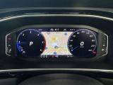 【Digital Cockpit Pro】基本の速度計とタコメーターの表示に加え、中央にドライビングデータやマップなどを少ない視線移動で視認できます。