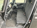 前席は左右に並ぶベンチ状の座面で、車内でゆったり過ごしたい方にも使いやすい配置です。前方の見通しがよく、足元も広く感じられます。乗り降りしやすい開口部も魅力です。