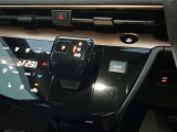 電気自動車およびe-POWER車特有の、軽い操作感なシフトレバー。パーキングブレーキは電磁式です。