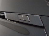 パワーバックドアを装備しています。開閉スイッチはトヨタとして初めて車両側面両側に配置、後ずさりすることなく開閉できます。