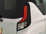急ブレーキを後続車にお知らせするエマージェンシーストップシグナル機能付きLEDリヤコンビネーションランプ(LEDストップランプ)