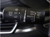 【オートワイパー機能】レバーをAUTOの位置にしているとき、レインセンサーが雨を感知すると、雨量に応じて、ワイパーが自動で作動します。