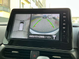 自車を真上から見下ろすように映し出すので周囲の状況が分かるアラウンドビューモニター搭載。フロントカメラとしても使用できます。車庫入れなど苦手な人の頼りになる助っ人です。