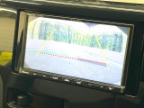 【バックカメラ】駐車時に後方がリアルタイム映像で確認できます。大型商業施設や立体駐車場での駐車時や、夜間のバック時に大活躍!運転スキルに関わらず、今や必須となった装備のひとつです!