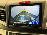 リバースギアに入れるだけで後方の表示へ切り替わります。夜間や雨の日の駐車も楽になりますよ。