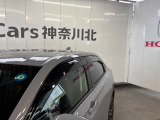 ドアバイザーを装備!雨の日でも窓を少し開けて車内の換気がしやすく、空気を入れ替えたい時に便利です。雨の吹き込みを抑えてくれるため、天候を問わず日常使いで活躍する実用的な装備です。
