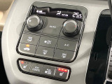 【オートエアコン】一度お好みの温度に設定すれば、車内の温度を検知し風量や温度を自動で調整。暑い&hellip;寒い&hellip;と何度もスイッチ操作をする必要はありません。快適な車内空間には必須の機能ですね♪