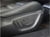【パワーシート】電動で座面を前後上下に動かすことができます。簡単に運転しても疲れにくい姿勢に調整できます。