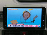 テレビ番組をモニターに表示できる装備です。停車中の休憩時間などに映像や番組を視聴でき、画面上の表示からテレビの利用状況も確認できます。お出かけ先での待ち時間にも役立ちます。