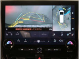 【パノラマモニター】に搭載した4つのカメラにより、車を真上から見ているような映像を表示。運転席から確認しにくい車両周囲の状況を把握できます。