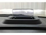 カラーヘッドアップディスプレイ付き。少ない視線移動で情報を確認できるので、運転の疲労軽減に繋がりますよ♪