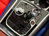 8速ステップトロニック付AT I-driveコントローラーでモニター部分を操作します。直感的に使用することが可能です。