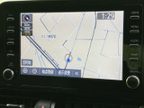 道路や現在地が画面上に表示され、周辺の位置関係を把握しやすい地図画面です。目的地設定や地点登録などの項目も確認でき、行き先の確認やルート選びをサポートします。