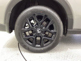 純正アルミホイールです。車にぴったりなデザインで、足元がおしゃれに♪また、スチールホイールに比べ軽いので、車の燃費も良くなりますよ!