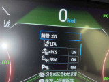 隣車線を走る車両をレーダーで検知し、ドアミラーでは確認しにくい後側方エリアに存在する車両に加え、急接近してくる車両も検知します。車両を検知するとドアミラーに搭載されたLEDインジケーターが点灯します。
