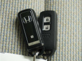 ◆スマートキー◆カギをバッグやポケットに入れたままでもドアロックの開閉ができる『スマートキー』付き!雨天や暗くなってもカギを取り出す必要がなくドアの開錠&エンジンも始動できます