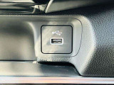 充電用USB。後席用も備わります。