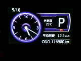 ディスプレイには、平均燃費、外気温、航続可能距離などの情報が表示されます。
