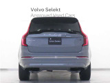 XC90は、使い方の幅を広げる7シーター仕様。洗練された佇まいの中に、高い実用性を秘めています。室内に足を踏み入れば、そこはまさに北欧のリビングルーム。落ち着きある明るい雰囲気をご堪能ください。