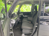 運転席まわりは前方を見渡しやすく、シートに座った際も開放感があります。落ち着いた内装色と整った足元で、通勤や日々のお出かけにもなじむ空間です。